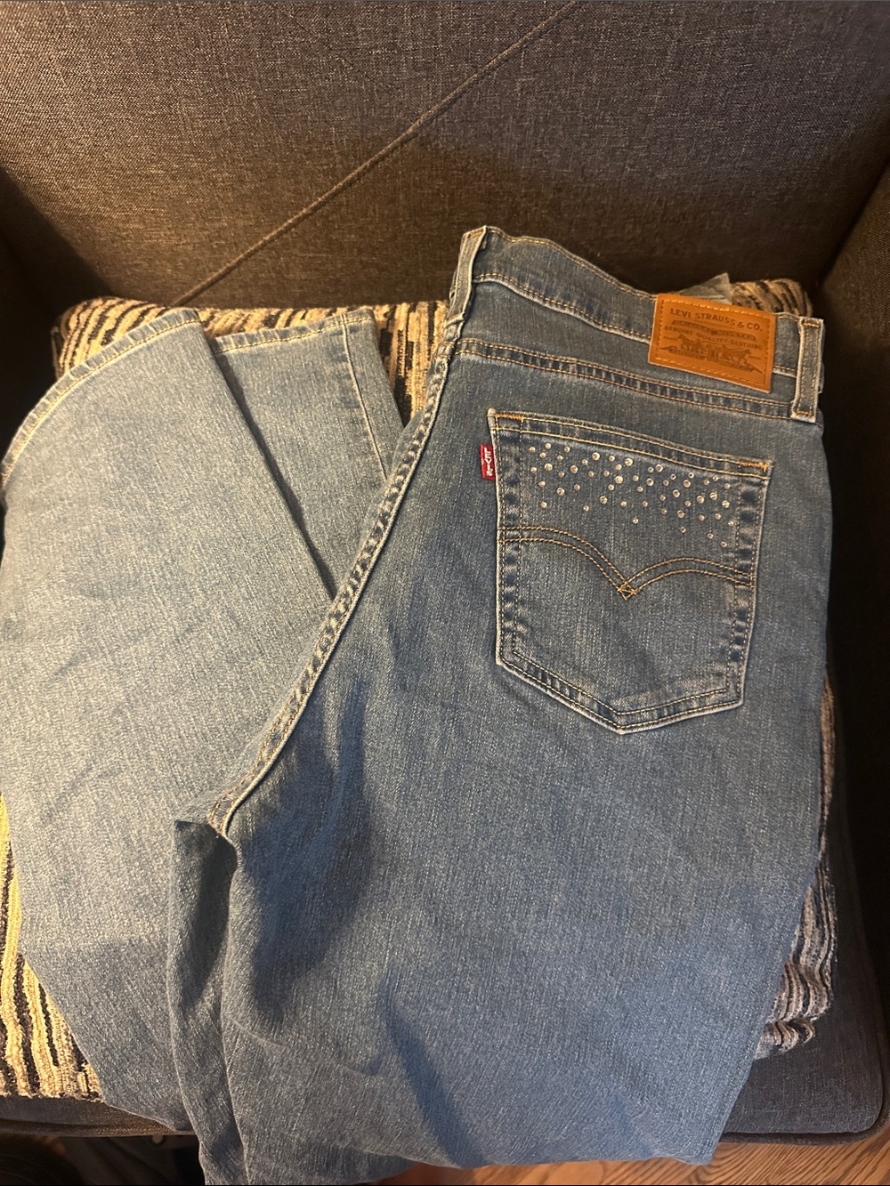 Levi's Women's Light Blue Relaxed Denim Jeans with Studded Back Pocket